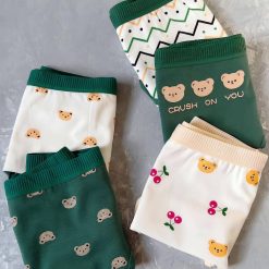 پک شورت نخی عروسکی سبز و سفید و کرم در طرح بندی