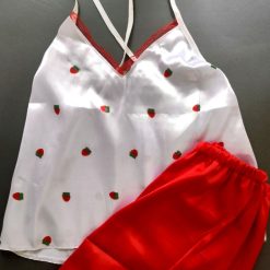 ست خواب تاپ و شورتک ساتن زنانه برند شباهنگ مدل توت فرنگی سفید