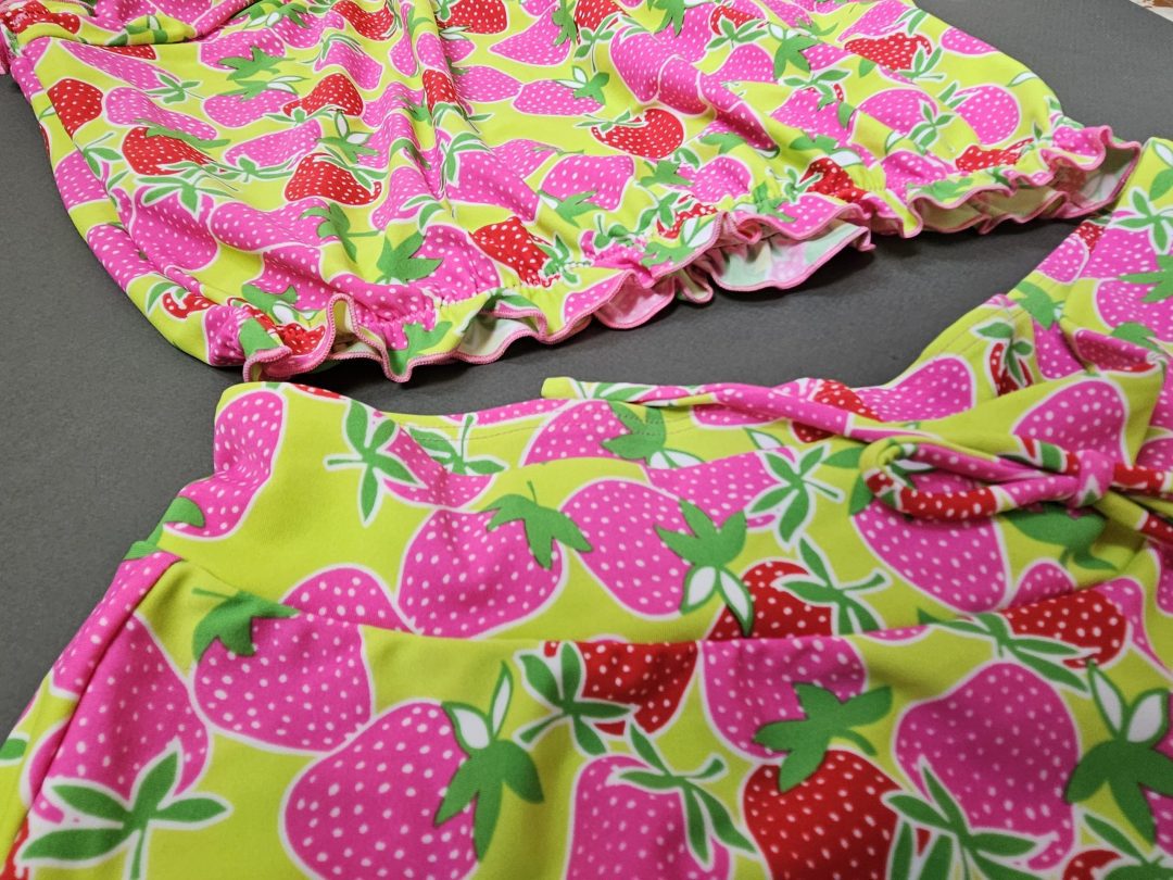 ست 4 تیکه مایو و رومایویی زنانه برند Beach Queen مدل STRAWBERRY طرح توت فرنگی